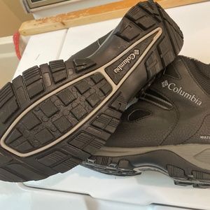 Excellent condition Men’s size 8 waterproof mid boots